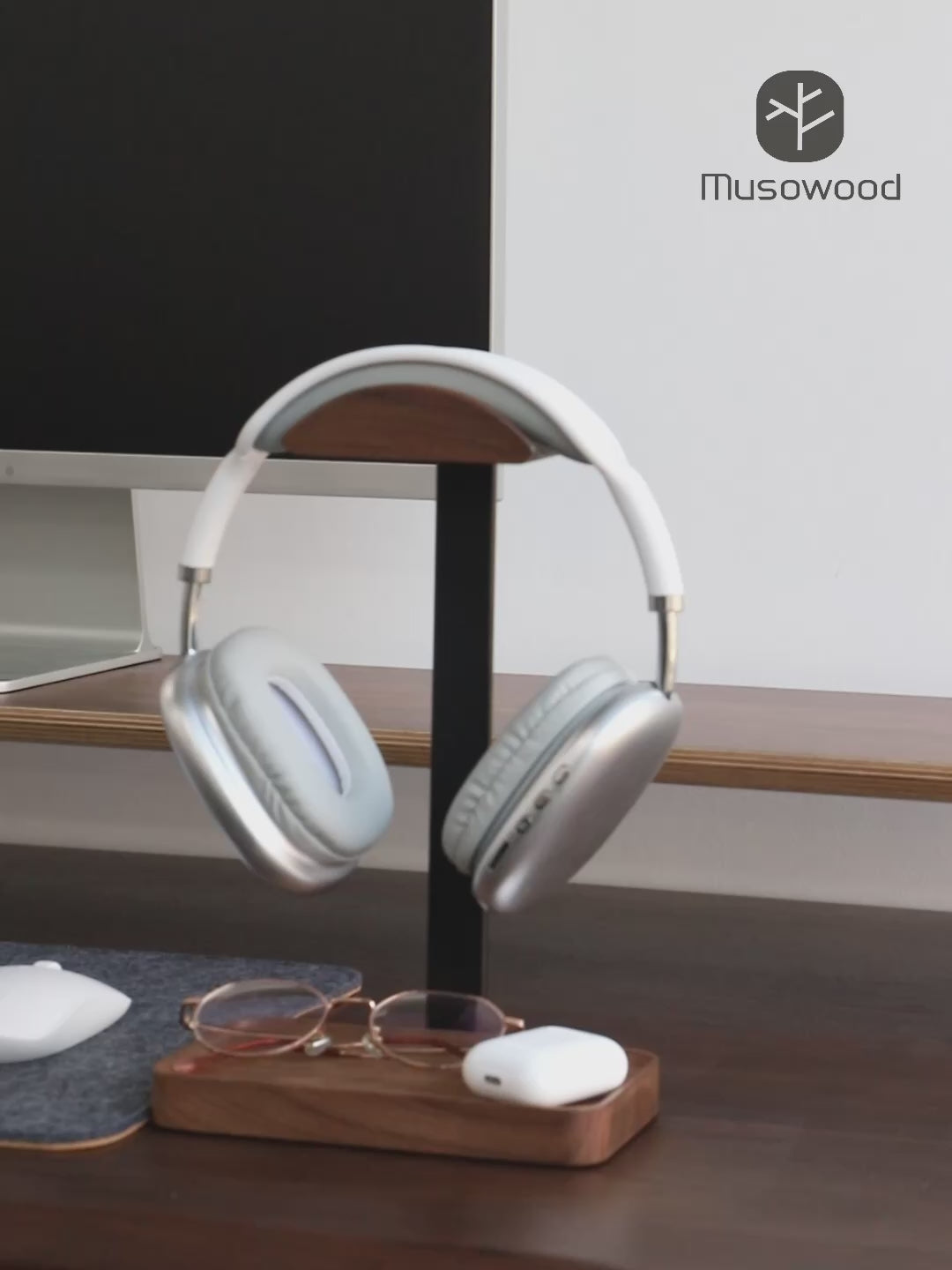 Real walnut headphone stand demonstration: placing headphones and small desk items. Display items not included. #Material_Walnut