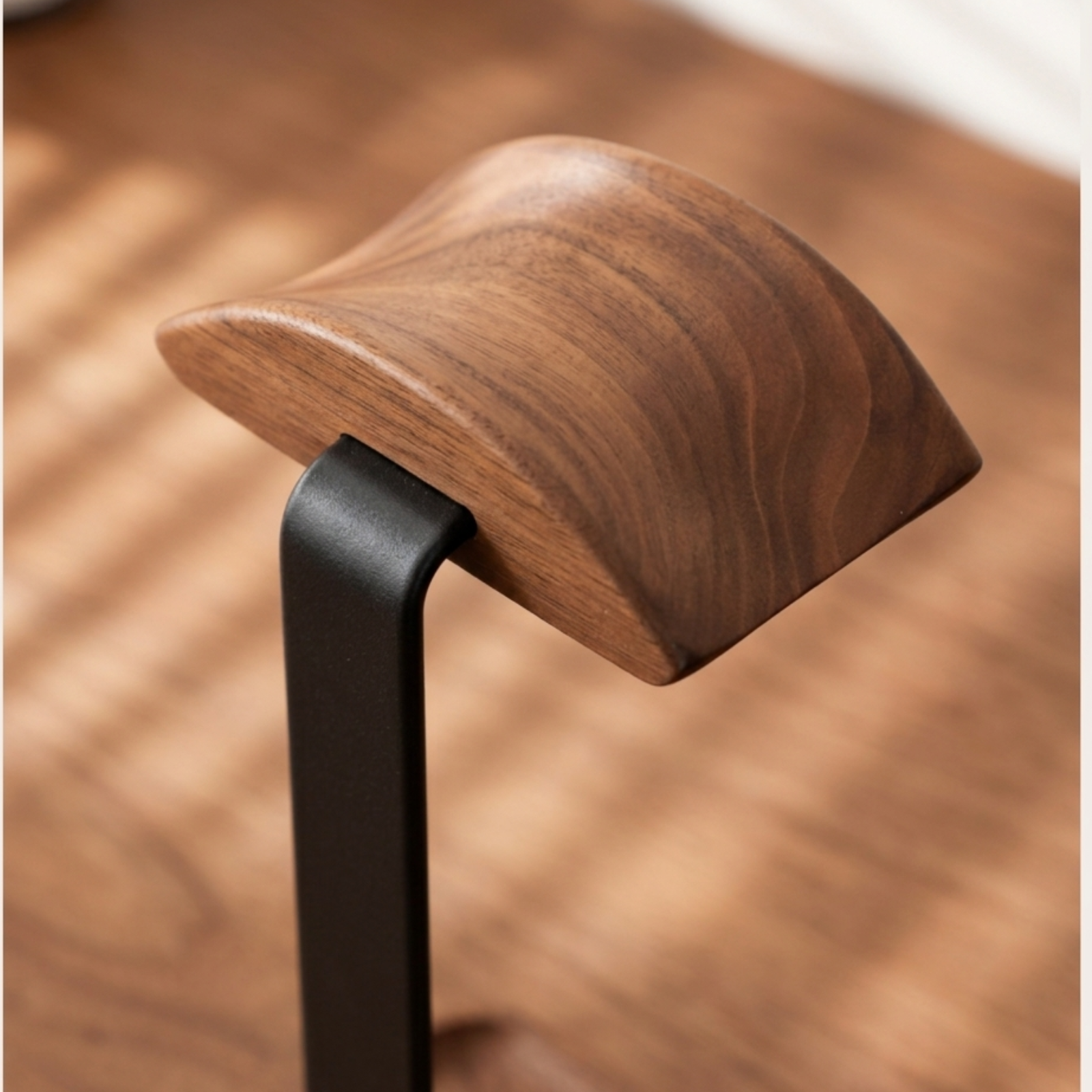 Close-up of the natural walnut wood cradle on the Musowood headphone stand #Material_Walnut